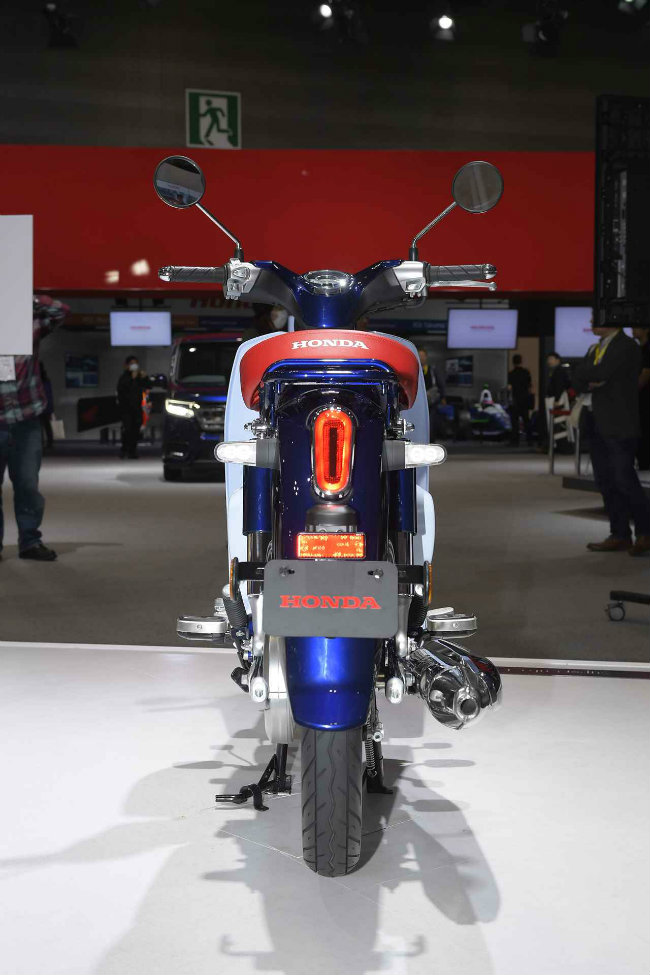 Honda Super Cub C125 nhìn từ phía sau.