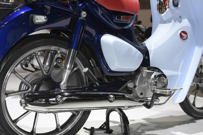 ống xả và giảm xóc sau của xe.