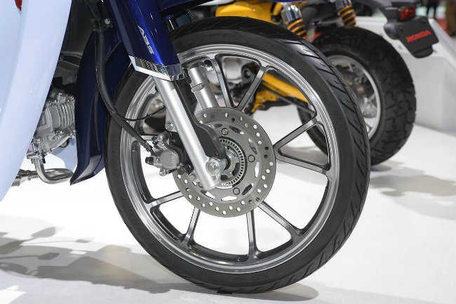 Super Cub C125 trang bị phanh đĩa trước đem lại sự vận hành thoải mái hơn cho xe.