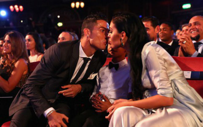 Bồ xinh mang bầu, người đẹp dụ Ronaldo “tình một đêm” - 1