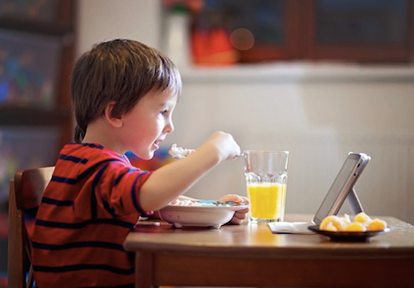 Dừng lại ngay! Dỗ con ăn bằng điện thoại chỉ càng làm trẻ biếng ăn hơn - 2