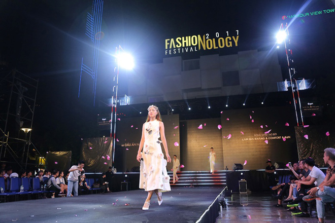 Phạm Hương catwalk xuất thần trên sàn diễn tỏa hương thơm đặc biệt - 10