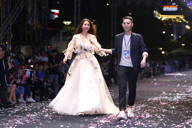 Phạm Hương catwalk xuất thần trên sàn diễn tỏa hương thơm đặc biệt - 14