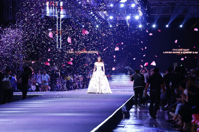 Phạm Hương catwalk xuất thần trên sàn diễn tỏa hương thơm đặc biệt - 3