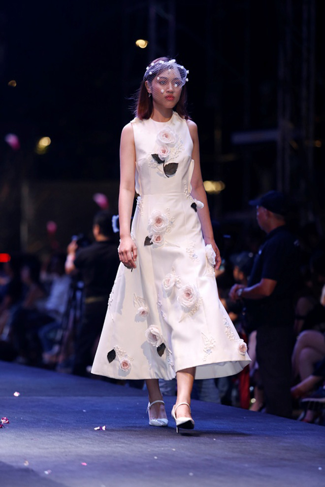 Phạm Hương catwalk xuất thần trên sàn diễn tỏa hương thơm đặc biệt - 8