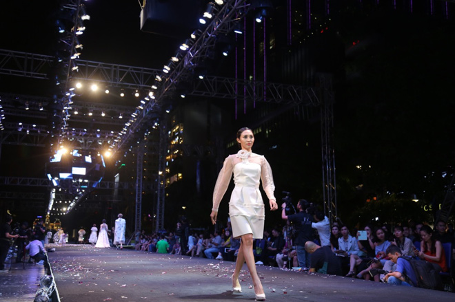 Phạm Hương catwalk xuất thần trên sàn diễn tỏa hương thơm đặc biệt - 9