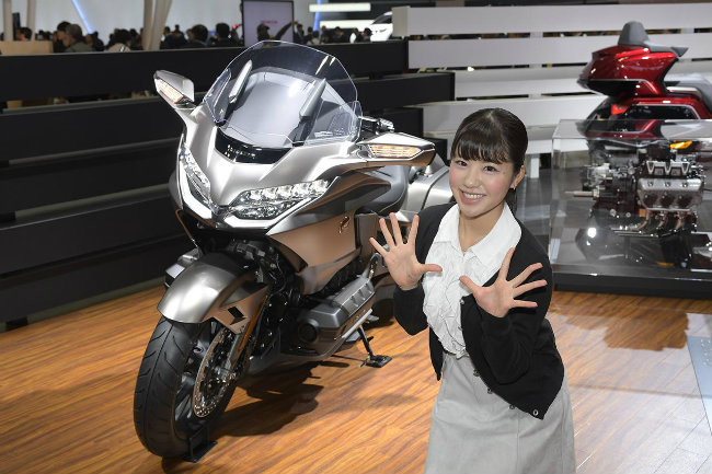 Honda vừa trình làng 2018 Honda Goldwing tại triển lãm xe 2017 Tokyo Motor Show. Đây là một mẫu xế hành trình mang một loạt cải tiến so với thế hệ trước nhưng có trọng lượng nhẹ hơn và tậm trung nhiều hơn vào cho lái xe. Ảnh 2018 Goldwing màu bạc tại Tokyo Motor Show.