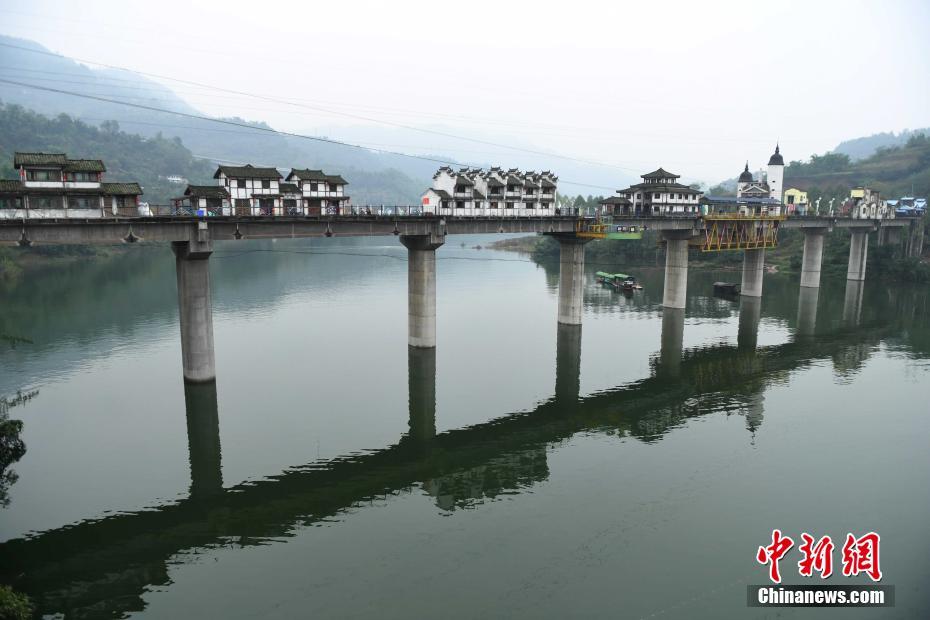 Lạ lùng thị trấn tuyệt đẹp tọa lạc trên... một cây cầu - 3