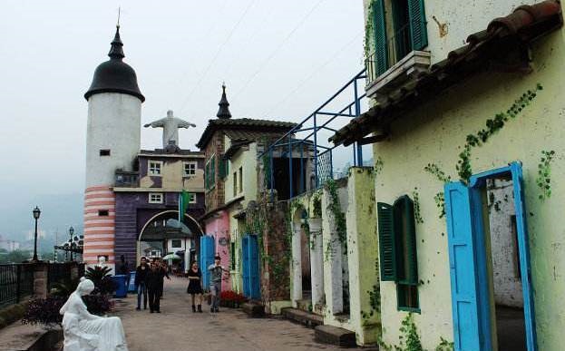 Lạ lùng thị trấn tuyệt đẹp tọa lạc trên... một cây cầu - 6