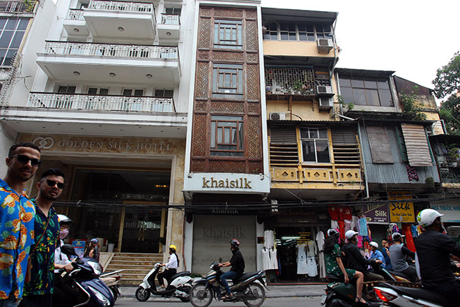 Cảnh sát và quản lý thị trường kiểm tra cửa hàng Khaisilk ở Hà Nội - 1