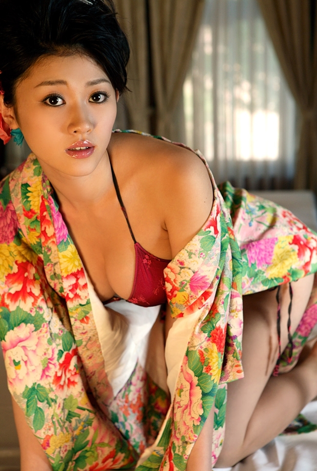 Dù sở hữu chiều cao khiêm tốn (1m63) song “thánh nữ bikini số 1” Nhật Bản lại có thân hình vô cùng nóng bỏng với số đo: 94 – 61 – 88 cm.