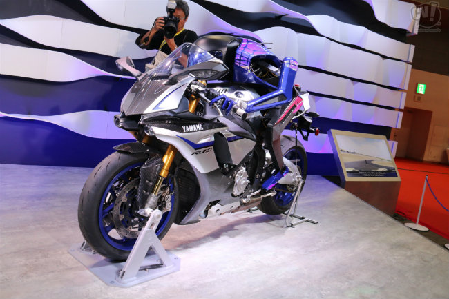Yamaha Motobot Version 2 là phiên bản mới nhất của loại robot lái xe môtô tự động có sự kết hợp giữa các công nghệ tối tân về xe môtô và robot. Thiết bị này sẽ giúp Yamaha khám phá ra những thực tại chưa từng đạt tới trong nghiên cứu và phát triển mô tô trong nay mai. Ảnh Motobot Ver.2 tại Tokyo Motor Show 2017.