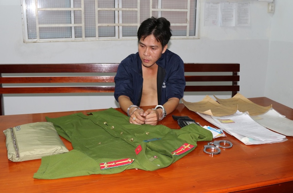 Mặc quân phục cảnh sát ngồi “chém gió” với bạn nhậu, thanh niên nhận kết “đắng” - 2