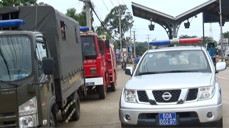 Cảnh sát được huy động đến trạm BOT tránh Biên Hòa - 1