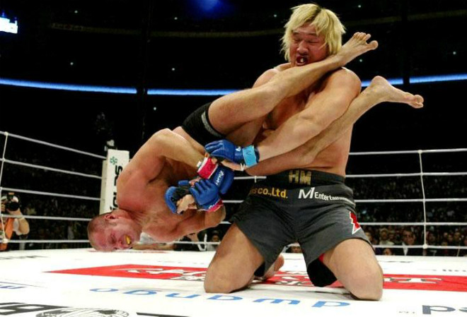 &#34;Quái vật&#34; 2,2m - 1,5 tạ bị đối thủ &#34;tí hon&#34; đánh bầm dập: Kỳ tích MMA - 1