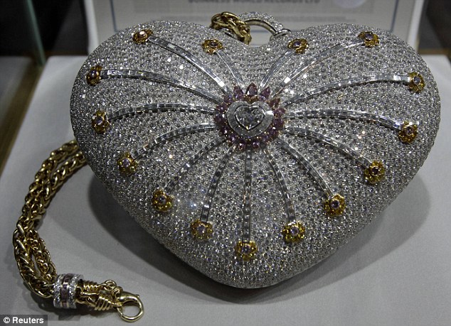 Cận cảnh chiếc ví cầm tay đắt nhất thế giới, nạm 4500 viên kim cương - 1