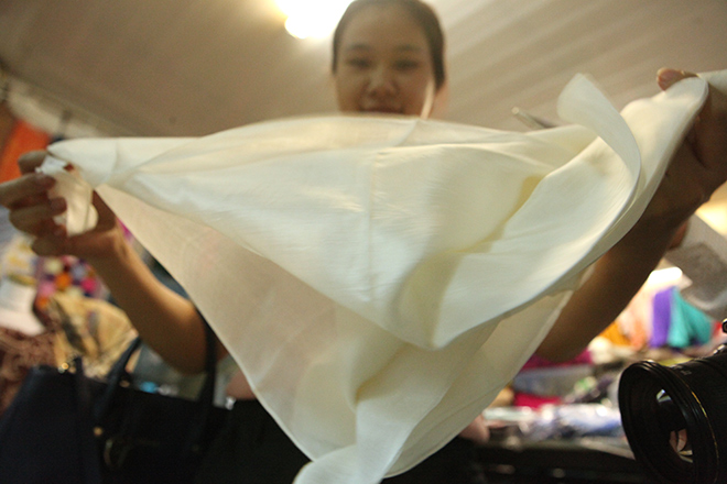 Đến làng Vạn Phúc xem quy trình sản xuất lụa công phu như thế nào - 7