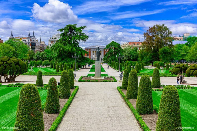 Công viên El Retiro, Madrid, Tây Ban Nha: Nằm gần trung tâm thành phố Madrid, công viên El Retiro là nơi lý tưởng để tạm tránh xa cuộc sống gấp gáp nơi đô thị. Ban đầu được thiết kế dành cho hoàng gia, nhưng người dân địa phương và du khách có thể thưởng ngoạn các khu vườn đẹp trong công viên.