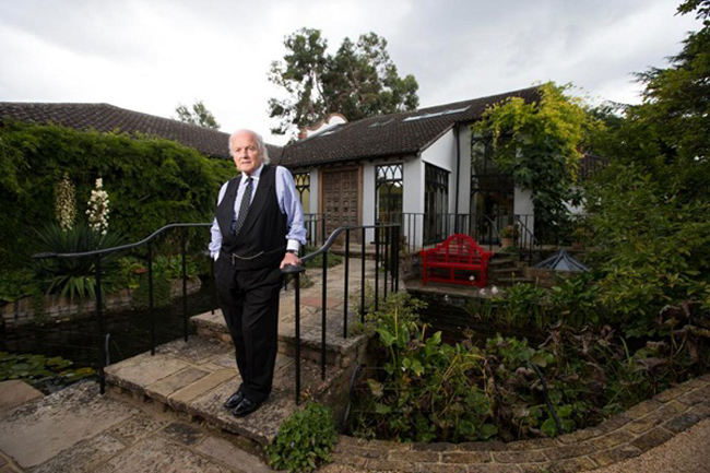Trevor Wynne – Jones, 81 tuổi có niềm đam mê mãnh liệt với kiến trúc cổ đại. Người đàn ông này đã dành 30 năm cuộc đời, cải tạo căn nhà tranh trị giá 13.500 bảng Anh (tương đương 405 triệu VNĐ) thành ngôi biệt thự theo kiến trúc Ý cổ đại.