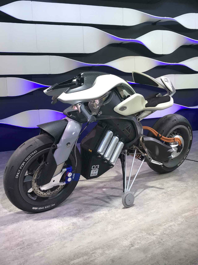 Nhằm tạo ra những trải nghiệm mới vô cùng khác lạ, mẫu Motoroid mà Yamaha chế tạo sẽ được tích hợp trí tuệ nhân tạo trong hình hài của một phương tiện di động cá nhân giúp lái xe và cỗ máy của mình kết hợp một cách hài hòa với nhau. Ảnh Yamaha Motoroid tại Tokyo Motor Show 2017 ở Nhật Bản.