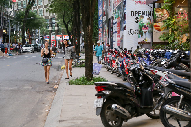 Vỉa hè quận 1 ra sao sau nửa tháng ông Hải bị văn bản &#34;trói chân&#34;? - 10