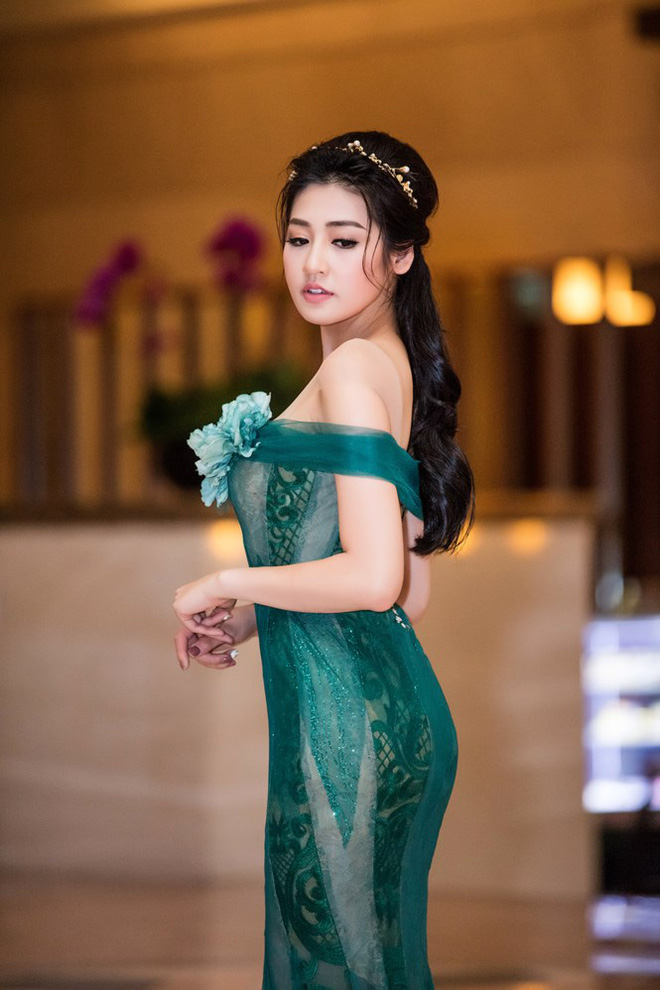 Á Hậu Tú Anh bất ngờ được báo Trung so sánh với &#34;bom sex gốc Việt&#34; - 9