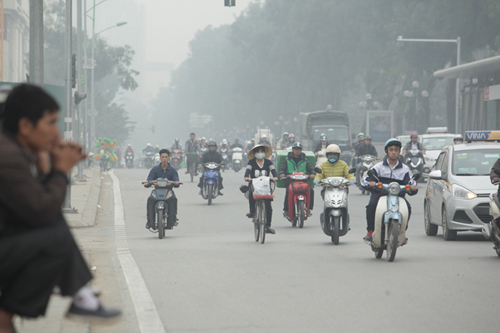 Sương mù dày đặc ở Hà Nội mấy ngày qua có gì bất thường? - 1