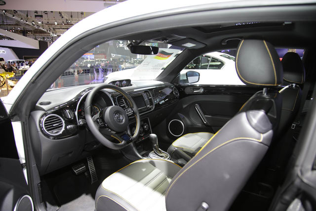 Volkswagen Beetle Dune giá 1,469 tỷ đồng ở Việt Nam - 4