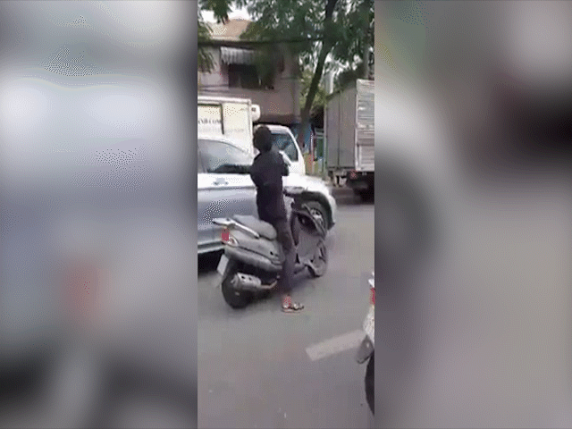 Tin tức trong ngày - Clip: Kinh hoàng thanh niên cầm mã tấu chém hàng loạt ô tô giữa Sài Gòn