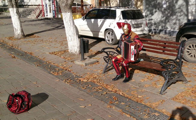 Ối giời, "Iron man" đi hát rong kiếm thêm thu nhập ư?