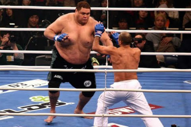 &#34;Quái vật&#34; 2m - 250kg bá chủ sumo, bị 4 cao thủ &#34;xử đẹp&#34;: Trò hề MMA - 1