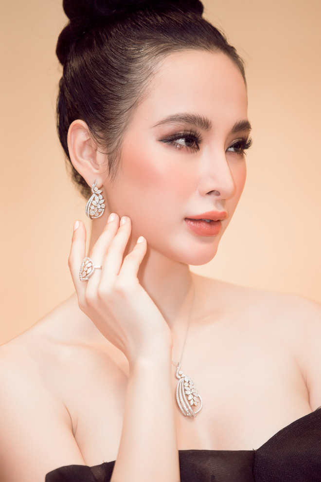 Angela Phương Trinh mặc lả lơi như sắp rơi, trễ nải vòng 1 - 2