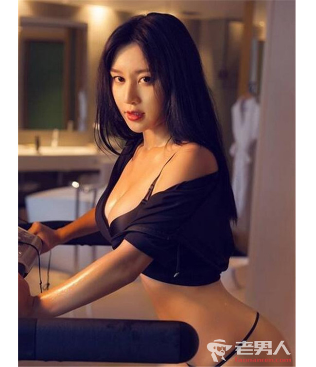 Đến từ tỉnh Thiểm Tây, Trung Quốc, Phàn Linh được biết đến như một hot girl nổi tiếng của trường Đại học Bắc Kinh hiện nay với ngoại hình vô cùng gợi cảm. 