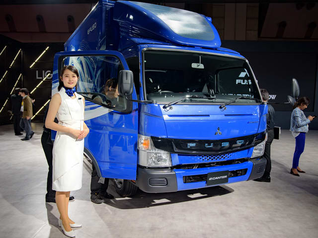 Cận cảnh xe tải điện FUSO eCanter độc đáo - 1