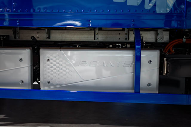 Cận cảnh xe tải điện FUSO eCanter độc đáo - 2