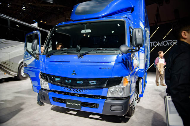 Cận cảnh xe tải điện FUSO eCanter độc đáo - 3