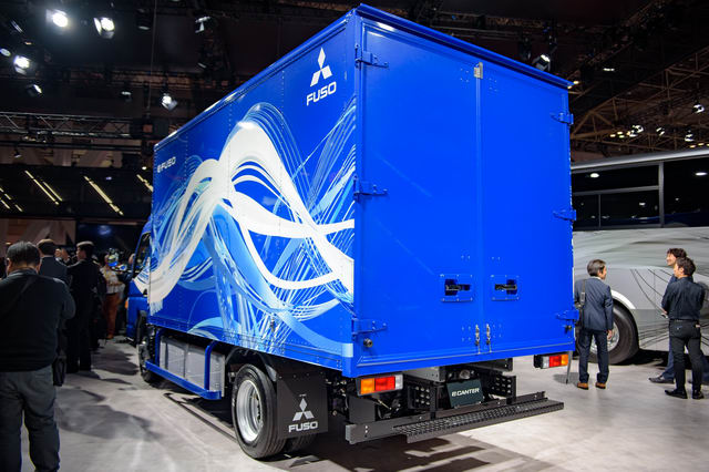 Cận cảnh xe tải điện FUSO eCanter độc đáo - 4