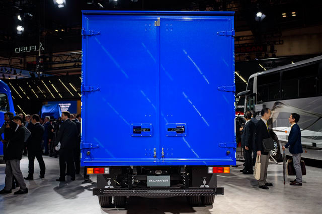 Cận cảnh xe tải điện FUSO eCanter độc đáo - 6