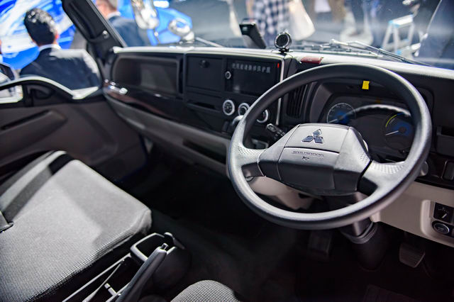 Cận cảnh xe tải điện FUSO eCanter độc đáo - 8