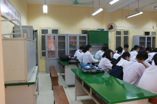 Bên trong ngôi trường học sinh phải đội mũ bảo hiểm ngồi học - 8