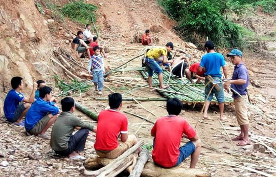 Rùng mình cảnh người dân miền núi qua suối bằng máy múc - 3