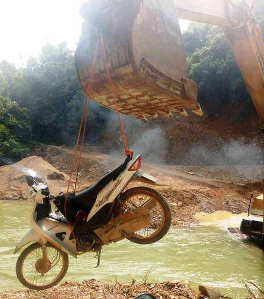 Rùng mình cảnh người dân miền núi qua suối bằng máy múc - 2