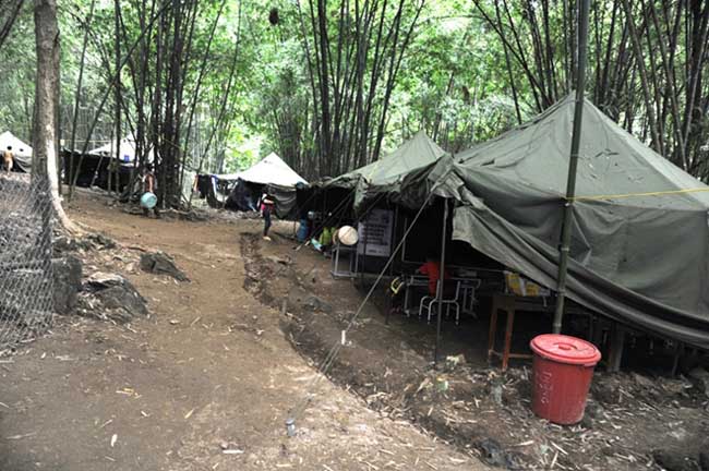 Lớp học trong lán trại dã chiến của các em học sinh ở đồi Tân Hương - 1