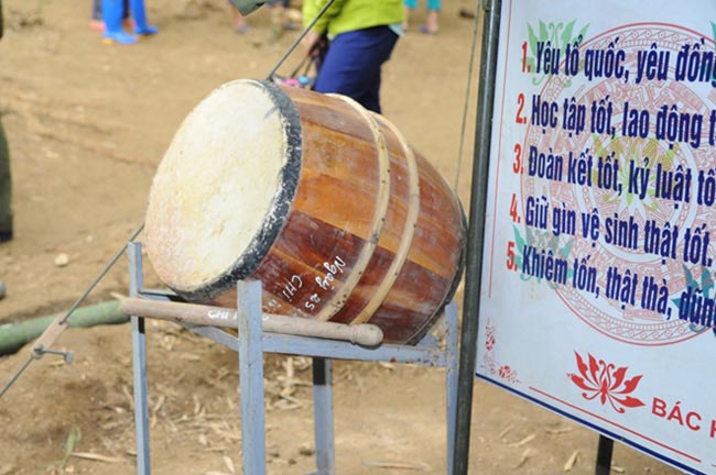 Lớp học trong lán trại dã chiến của các em học sinh ở đồi Tân Hương - 9