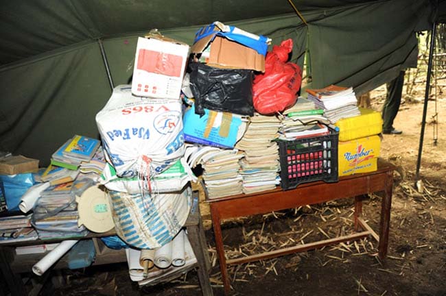 Lớp học trong lán trại dã chiến của các em học sinh ở đồi Tân Hương - 10