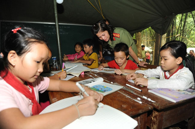 Lớp học trong lán trại dã chiến của các em học sinh ở đồi Tân Hương - 11