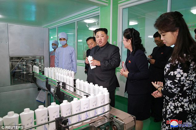Lần hiếm hoi ông Kim Jong-un đi thị sát nhà máy cùng vợ - 1