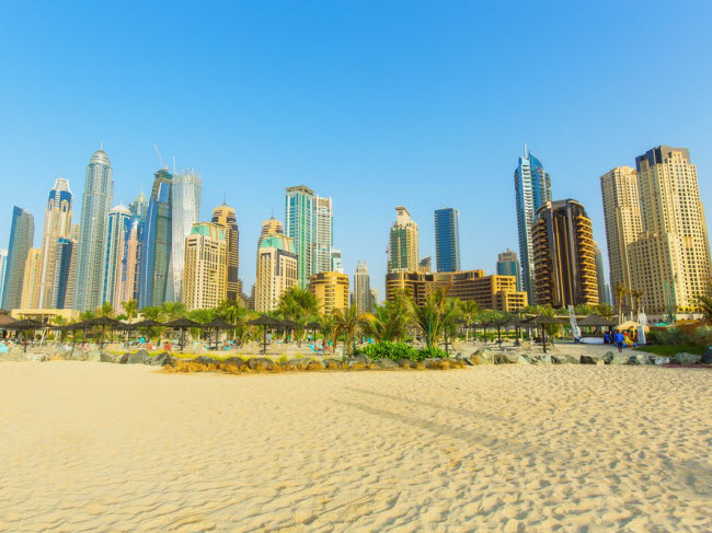 Dubai, UAE: Thời tiết tương đối ấm áp và khô vào mùa đông ở Dubai, nên du khách có thể thoải mái trải nghiệm cuộc sống sôi động và nghỉ ngơi trên bãi biển tại thành phố này. Nơi đây cũng nổi tiếng với tòa nhà cao nhất thế giới, Burj Khalifa.