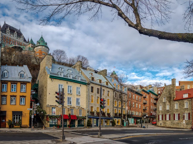 Quebec, Canada: Đây là địa điểm dành cho những người thích trải nghiệm một mùa đông lạnh giá. Các công trình kiến trúc cổ kính ở thành phố thậm chí còn đẹp hơn khi được tuyết bao phủ. Ẩm thực ở đây cũng rất hấp dẫn với nhiều món Pháp.