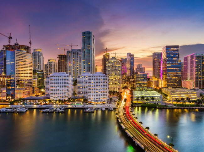 Miami, bang Florida, Mỹ:  Cuối tháng 2 là một trong những thời điểm lý tưởng để du lịch tới Miami vì thời tiết ở đây mát mẻ và không đông đúc. Du khách có thể tận hưởng ánh nắng mặt trời ấm áp trên bãi biển và trải nghiệm văn hóa đa dạng ở thành phố này.